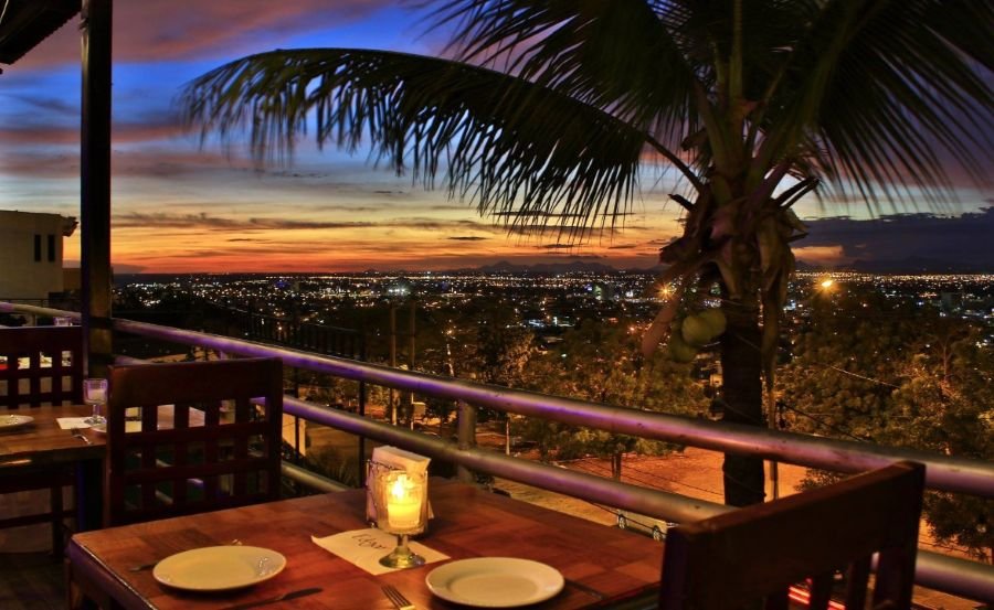 Atardecer en culiacan con vista a la ciudad desde el Restaurante El Mirador Atardecer en culiacan con vista a la ciudad desde el Restaurante El Mirador